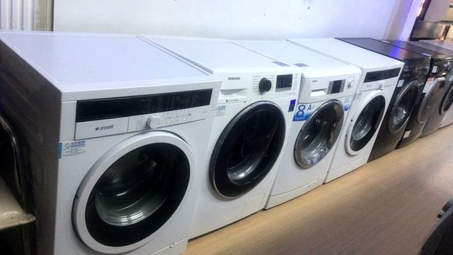 Showroomda yan yana sergilenen ikinci el çamaşır makineleri
